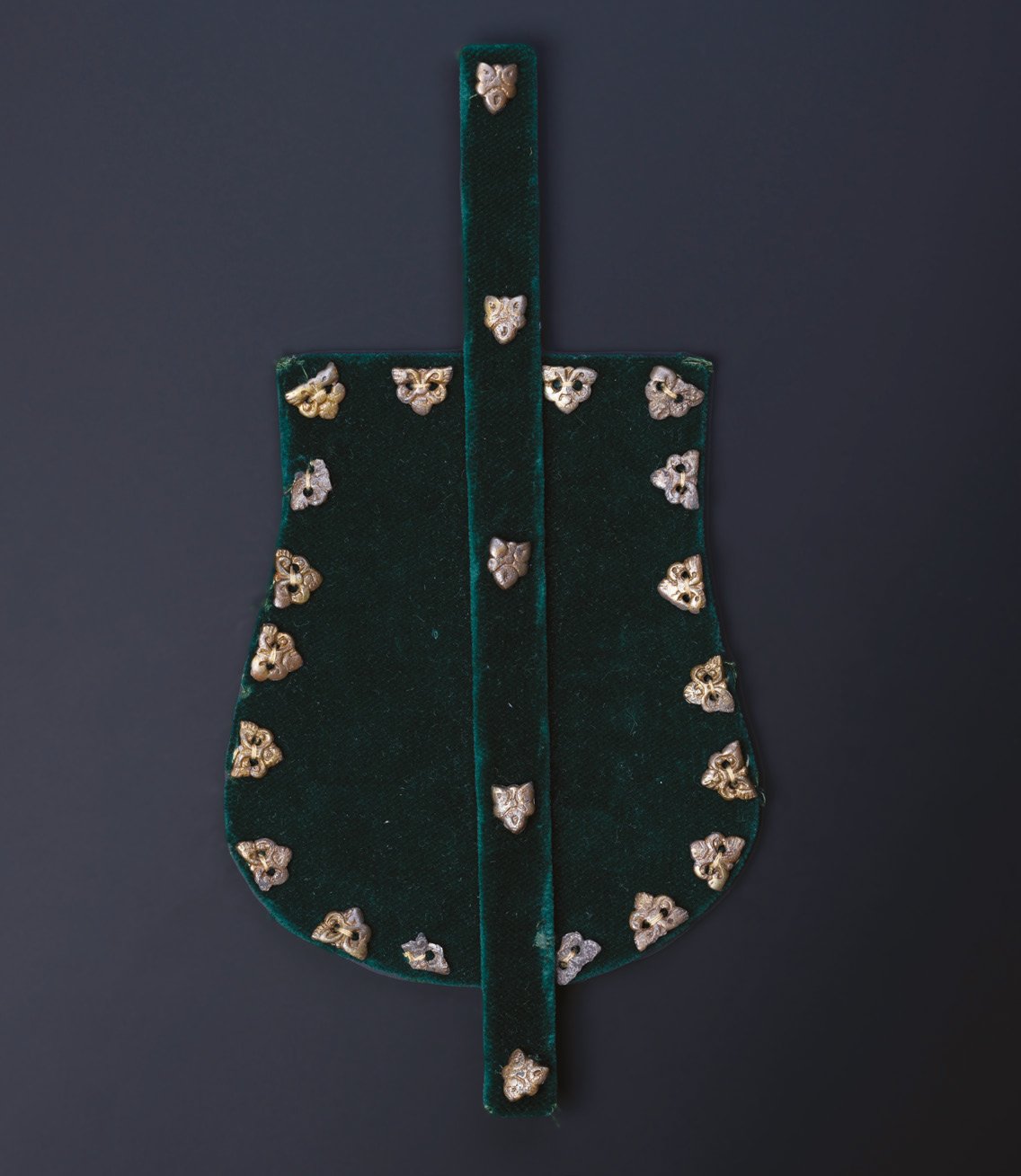 Tiszaeszlár-Bashalom II. temető 13. sír veretes tarsoly